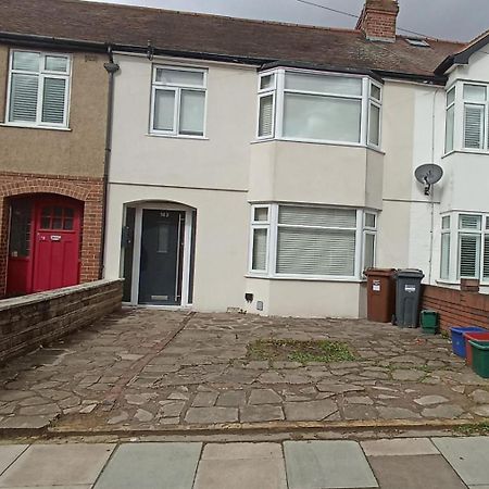 Charming 3-Bedroom Family Home London Exteriör bild