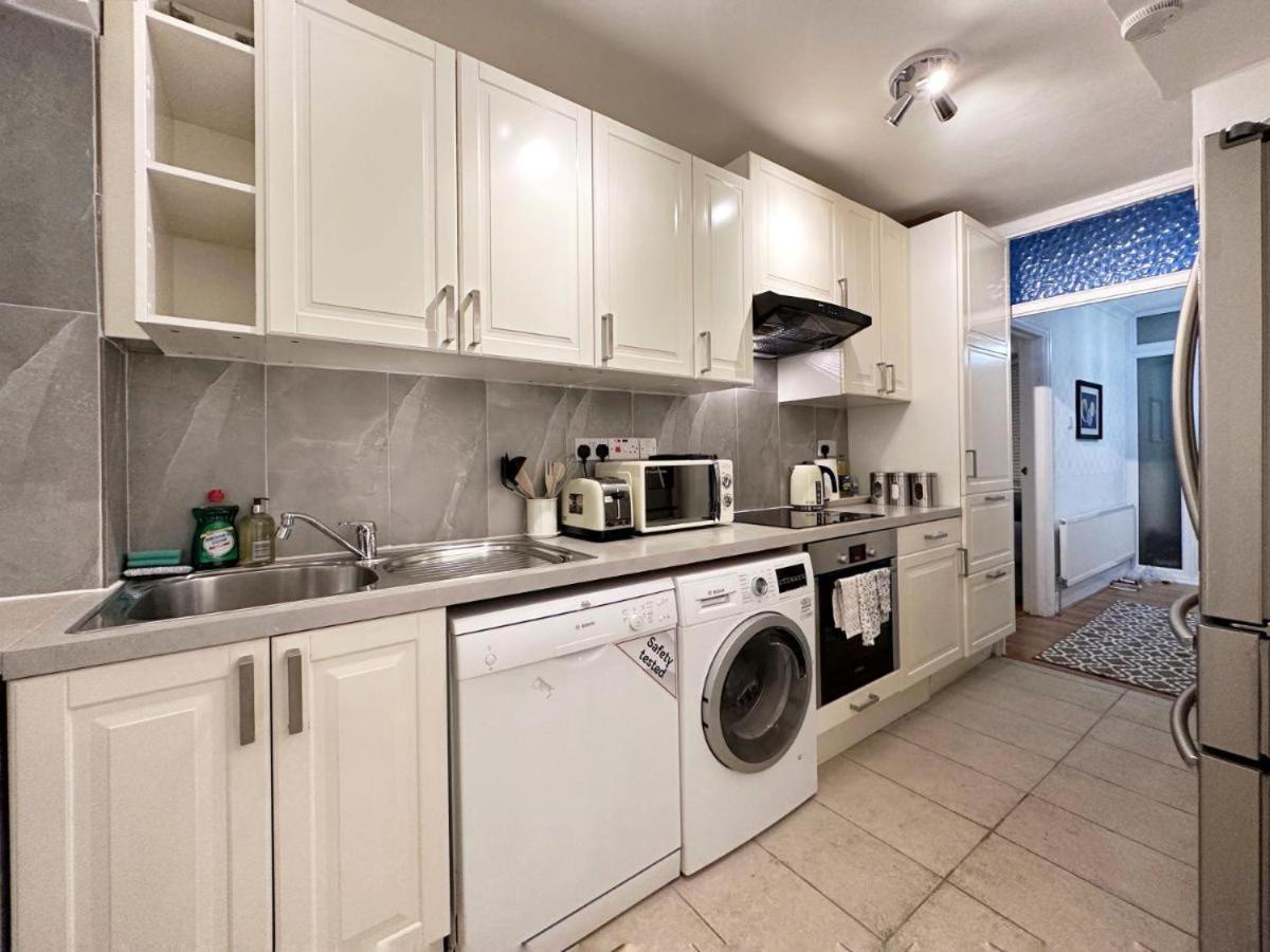 Charming 3-Bedroom Family Home London Exteriör bild
