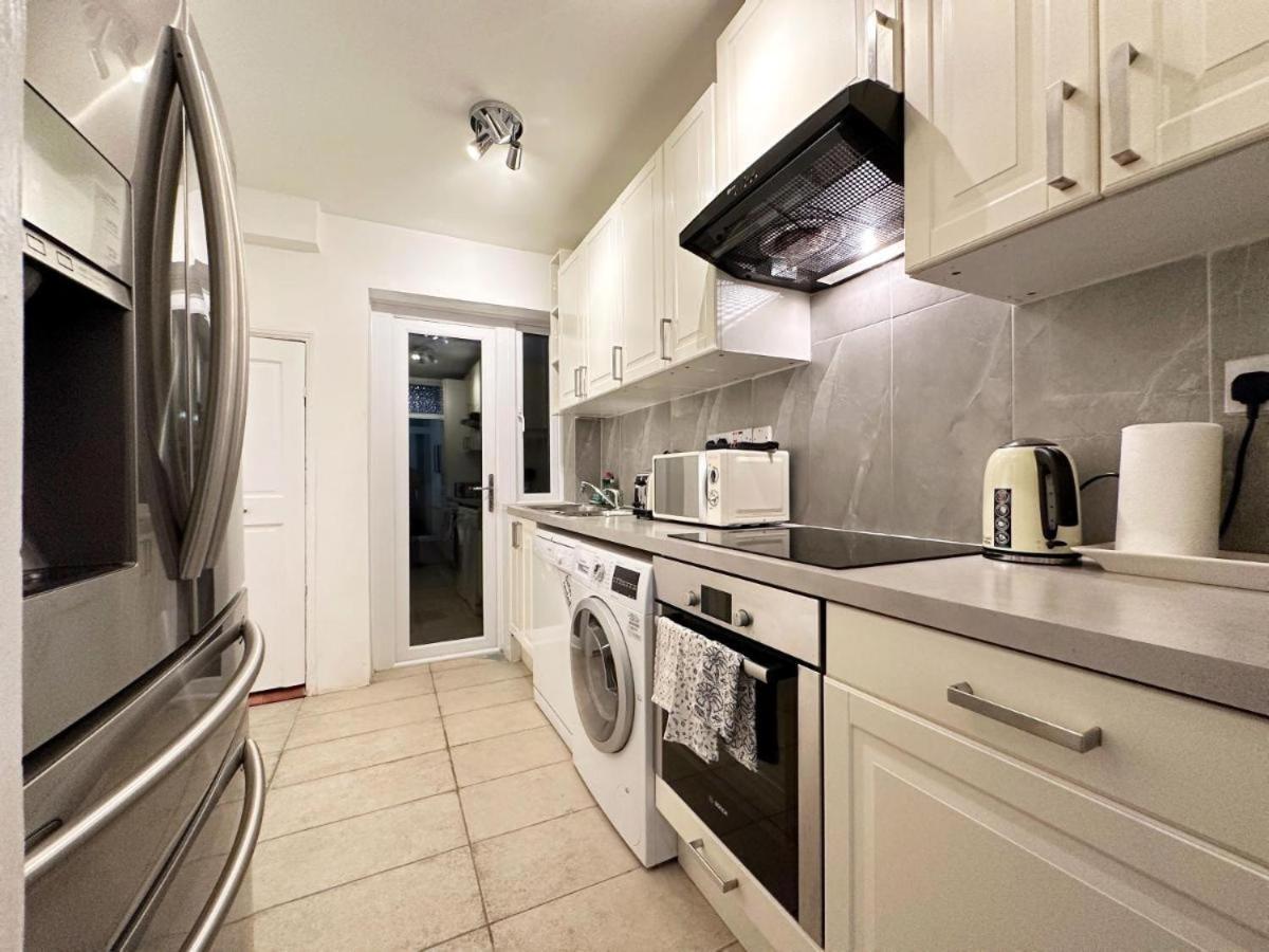 Charming 3-Bedroom Family Home London Exteriör bild
